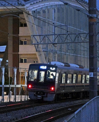 ２５日で発生から２１年となる脱線事故の現場周辺。通過する車両では乗務員が頭を下げていた＝２４日午後６時５１分、尼崎市久々知３（撮影・大田将之）