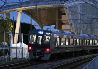 ２５日で発生から２１年となる脱線事故の現場周辺。通過する車両では乗務員が頭を下げていた＝２４日午後６時５１分、尼崎市久々知３（撮影・大田将之）