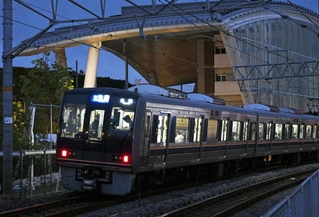 ２５日で発生から２１年となる脱線事故の現場周辺。通過する車両では乗務員が頭を下げていた＝２４日午後６時５１分、尼崎市久々知３（撮影・大田将之）