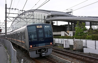 ２５日で発生から２１年となる脱線事故の現場周辺。通過する車両では乗務員が頭を下げていた＝２４日午後５時４７分、尼崎市久々知３（撮影・大田将之）