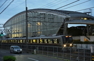 ２５日で発生から２１年となる脱線事故の現場周辺＝２４日午後６時４６分、尼崎市久々知西町２（撮影・大田将之）