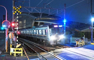 ２５日で発生から２１年となる尼崎JR脱線事故の現場周辺＝２４日午後７時１０分（撮影・大田将之） 