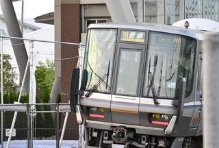 事故現場を通過する車両で、頭を下げる乗務員ら＝２５日午前６時１１分、尼崎市久々知３（撮影・風斗雅博）