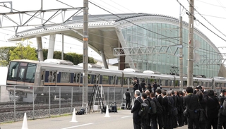 事故発生時刻が近づき、現場を通過する電車＝２５日午前９時１５分、尼崎市久々知西町２（撮影・笠原次郎）
