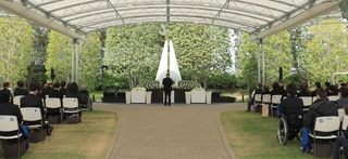 追悼慰霊式で「お詫びと追悼のことば」を述べるＪＲ西日本の倉坂昇治社長（中央）＝２５日午前９時５６分、尼崎市久々知３（撮影・吉田敦史）