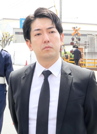 脱線事故で母を亡くした尾形麗さん＝２５日午前、尼崎市久々知西町２