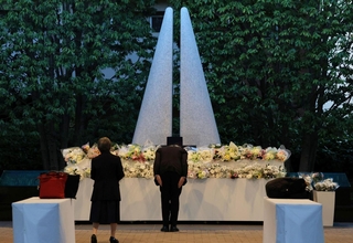 追悼施設「祈りの杜」では、日が暮れた後も献花の列が続いた＝２５日午後６時39分、尼崎市久々知３（撮影・丸山桃奈）