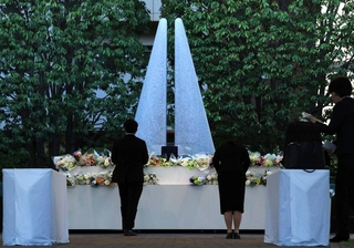 追悼施設「祈りの杜」では、日が暮れた後も献花の列が続いた＝２５日午後６時１２分、尼崎市久々知３（撮影・丸山桃奈）