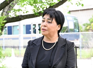 追悼式典後に犠牲になった夫への思いを現場近くで語る原口佳代さん＝２５日午前、尼崎市久々知西町２（撮影・斎藤雅志）
