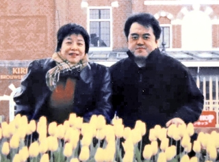 原口さんが今も自宅に飾る浩志さんとの写真