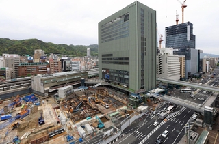 再整備工事が進む三宮周辺。新しく建つ高層ビルを巡るように歩行者デッキを設ける。中央はミント神戸＝神戸市中央区（撮影・丸山桃奈）