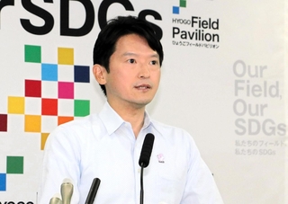 定例会見で話す兵庫県の斎藤元彦知事＝２８日午後、県庁