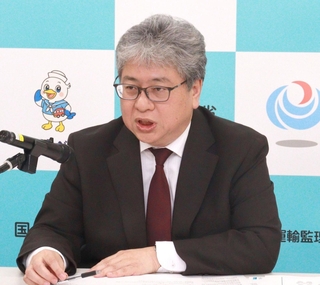 着任会見で重点施策などについて説明する小磯康神戸運輸監理部長＝神戸市中央区波止場町、神戸第２地方合同庁舎