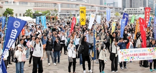「がんばろう」と声を上げるメーデーの参加者たち＝２９日午前、神戸市中央区波止場町、メリケンパーク