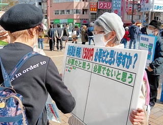 最低賃金引き上げについて「ひょうご非正規春闘実行委員会」が行った街頭アンケート＝２月、ＪＲ元町駅前（実行委提供）