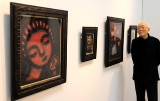 自作を見つめる石井一男さん＝２０２１年１１月、神戸市中央区山本通２、ギャラリー島田