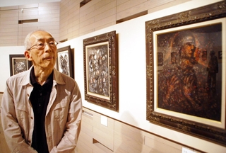 自作を見つめる石井一男さん＝２０１１年９月、神戸市灘区岩屋中町４、ＢＢプラザ美術館