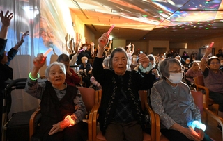 カラフルな光線を浴びながら「ディスコ」を楽しむ施設の利用者たち＝１９日、神戸市須磨区一ノ谷町３、須磨浦の里（撮影・大田将之）