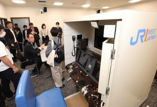 ２０年前に設立された安全研究所。運転士向けにシミュレーターを備えている＝大阪市淀川区、ＪＲ西日本鉄道本部（撮影・辰巳直之）