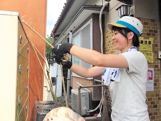 熊本地震直後に神戸大を休学し、被災した故郷で活動する佐々木わかばさん＝２０１６年夏、熊本県西原村（佐々木さん提供）