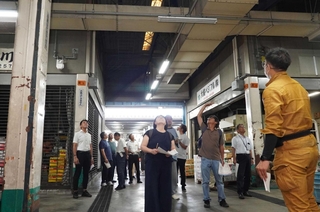 老朽化した市場施設の見学をするあり方検討委員会の委員ら＝２０２５年９月、明石市藤江