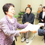 最優秀の兵庫県知事賞を受賞し、表彰される今中多津子さん（左）＝姫路市北条、県立姫路労働会館