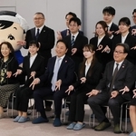 カネテツデリカフーズの入社式で、カニになぞらえたポーズで記念写真に納まる新入社員と役員ら＝１日午前、神戸市東灘区向洋町西５（撮影・鈴木雅之）