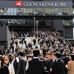 ジーライオンアリーナ神戸で初めて開かれた神戸大学の入学式＝２日、神戸市中央区新港町