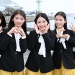 第５７期サンテレビガールズの（左から）上野あかりさん、西山愛海さん、熊本愛香さん、箸尾亜美さん、中塚美波さん＝神戸市中央区東川崎町１（撮影・斎藤雅志）