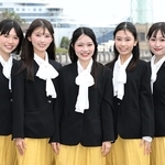 第５７期サンテレビガールズの（左から）上野あかりさん、西山愛海さん、熊本愛香さん、箸尾亜美さん、中塚美波さん＝神戸市中央区東川崎町１（撮影・斎藤雅志）