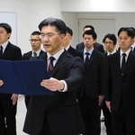 施設課の発足式で決意表明する坂本久課長（中央）＝県警本部