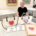 点字デジタルアートを考案した寺前高明氏。手前は点字デジタルアートを商品化したかばんなど＝姫路市内