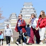 海外から多くの観光客が訪れる姫路城＝姫路市本町（撮影・中西幸大）