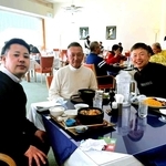 コンペで男子プロらと昼食を共にする庄子優介さん（右端）＝加東市上三草、高室池ゴルフ倶楽部（提供）