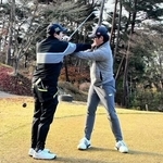 参加者にスイングを指導する男子プロ（左）＝加東市上三草、高室池ゴルフ倶楽部（提供）