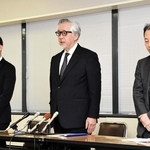 医療事故について謝罪する神戸市立医療センター西市民病院の中村一郎病院長（中央）ら＝神戸市役所