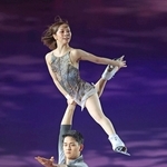 演技を披露する三浦璃来（上）、木原龍一組＝３日午後、大阪府の東和薬品ラクタブドーム（撮影・中田匡峻）