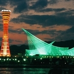 夜間ライトアップが再開した神戸ポートタワーと海洋博物館。復旧のシンボルとなった＝１９９５年２月１４日、神戸市中央区