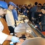 海外バイヤーを招いた催しの前夜祭で、ドジャースを意識した青色の帽子や服を身に着けて和牛を調理するスタッフら＝姫路市南駅前町、ホテル日航姫路