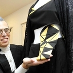 マネキンに装着した試作品のストーマ装具を紹介する平林景さん＝尼崎市内