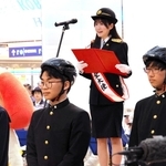 交通安全を呼びかけたタレントの永岡ゆきねさん（右から２人目）＝デュオこうべ