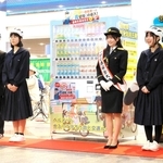 交通安全を呼びかけたタレントの永岡ゆきねさん（右から３人目）＝デュオこうべ