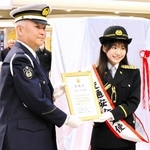 交通安全を呼びかけたタレントの永岡ゆきねさん（右）＝デュオこうべ