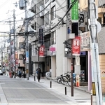 逃亡を続けた勢昇被告が生活していたマンション周辺＝３日午後、神戸市東灘区内