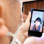 食道がんが再発し、ＰＤＴ治療を受けた男性。術後１カ月ほどは帽子やサングラス、マスクなどを着用し、直射日光を避けて暮らした＝明石市北王子町、兵庫県立がんセンター