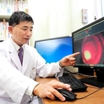 食道がんのＰＤＴ治療で、患部にレーザー光を照射した様子を説明する山本佳宣医師＝明石市北王子町、兵庫県立がんセンター