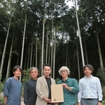 丹波産の木材がより活用されるよう、ローカル供給網の取り組んでいる地元の関係者ら＝丹波篠山市垣屋