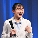 神戸学院大の入学式で新入生を激励する坂本花織さん＝７日午後、神戸市中央区港島中町６、ワールド記念ホール（撮影・斎藤雅志）