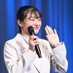 神戸学院大の入学式で新入生を激励する坂本花織さん＝７日午後、神戸市中央区港島中町６、ワールド記念ホール（撮影・斎藤雅志）