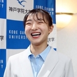 神戸学院大の入学式後に記者の質問に応じる坂本花織さん＝７日午後、神戸市中央区港島中町６、ワールド記念ホール（撮影・斎藤雅志）